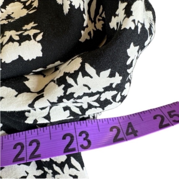 ZARA Black & White Floral Blouse Keyhole Neck w/Elastic Button Fastener, Size M. - Picture 10 of 11